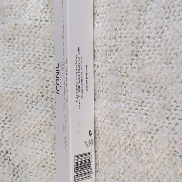 ICONIC London Triple Threat Mascara in Black, 9ml/0.30fl oz - Picture 7 of 10